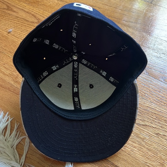 Vintage Boston Red Sox baseball hat, top blue rim is in camouflage colors - Picture 4 of 4